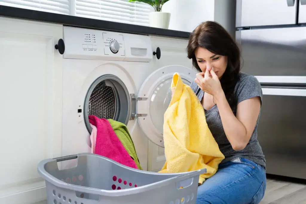 Dlaczego pranie śmierdzi stęchlizną? Oto najczęstsze przyczyny i rozwiązania
