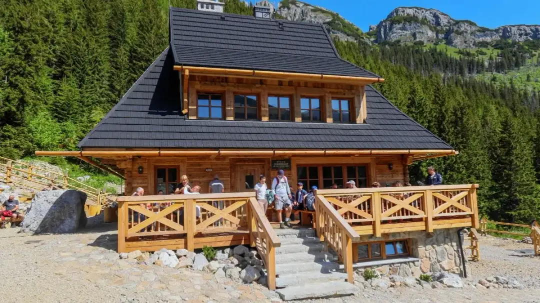 Ile kosztuje nocleg w schronisku? Pełny cennik i triki na 2026