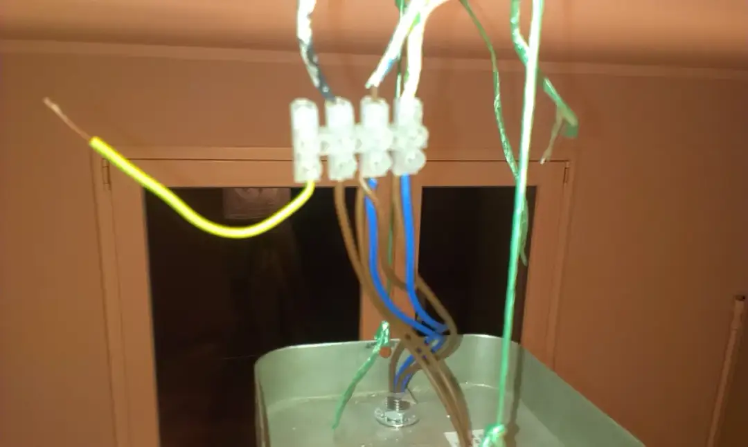 Jak podłączyć żyrandol na 4 żarówki z 3 kablami bez błędów