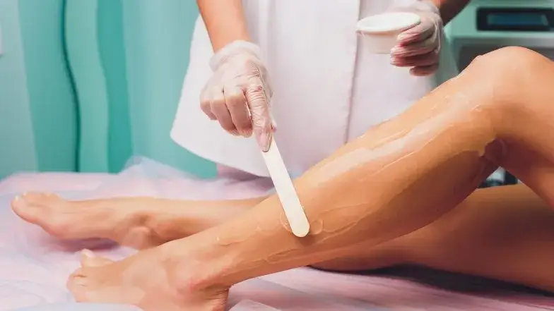 Depilacja woskiem: czy boli? Zminimalizuj ból i zyskaj kontrolę