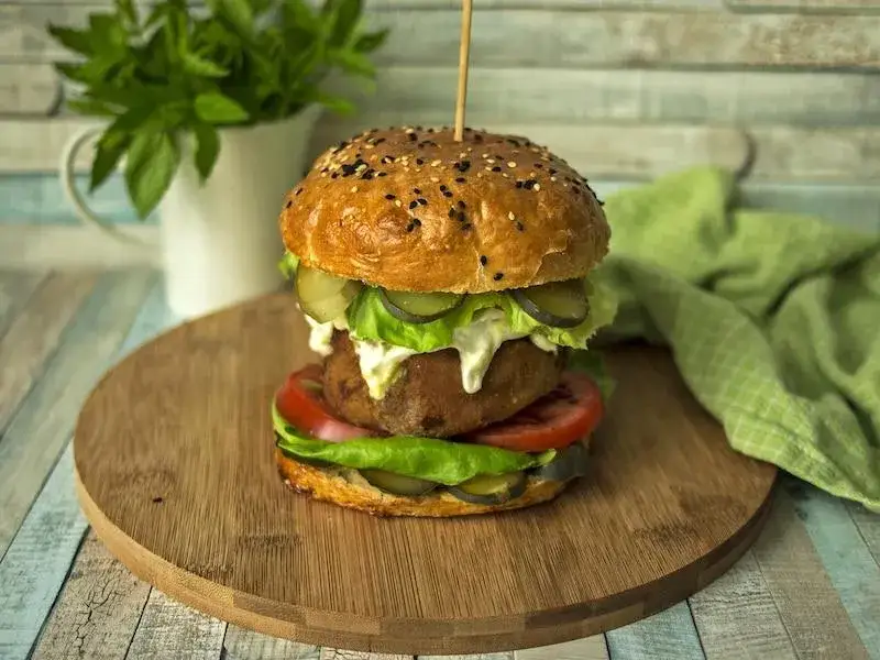 Ile kalorii ma wege burger? Porównanie z tradycyjnym i zdrowsze opcje