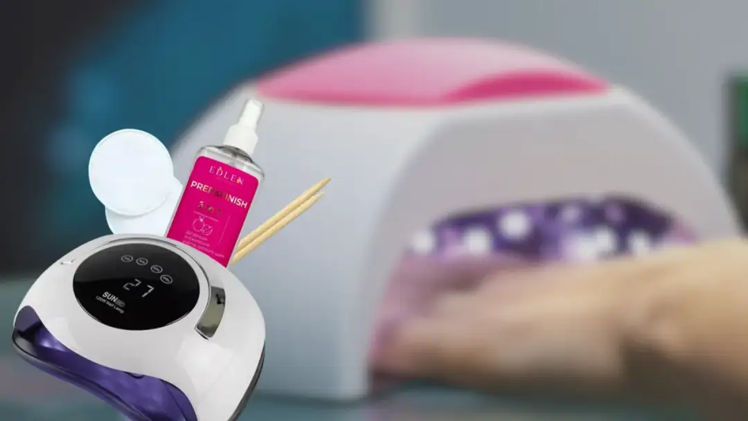 Czy lampy UV do paznokci wymagają specjalnego czyszczenia z resztek żelu? Na zdjęciu lampa, płyn Prep&Finish, waciki i patyczki.