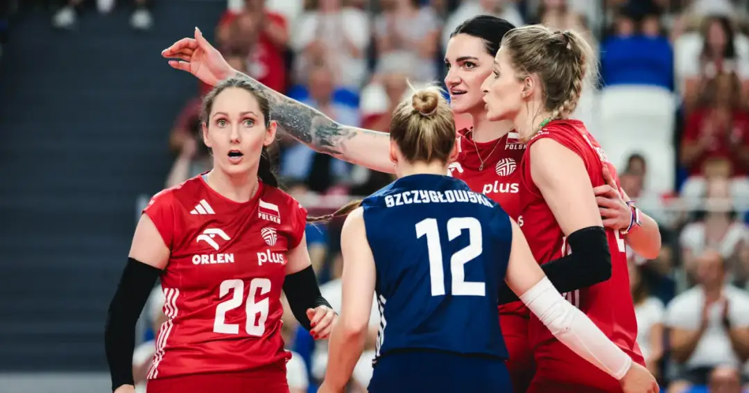 Siatkarki Polski świętują zwycięstwo. Ich mina sugeruje, że awansowały wysoko w lidze narodów siatkarek tabela.