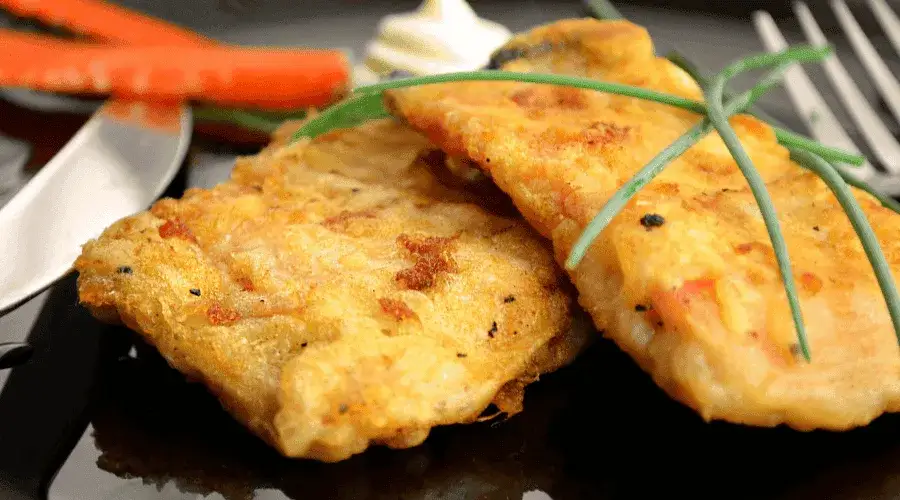 Ile smażyć rybę w panierce, aby była chrupiąca i soczysta?