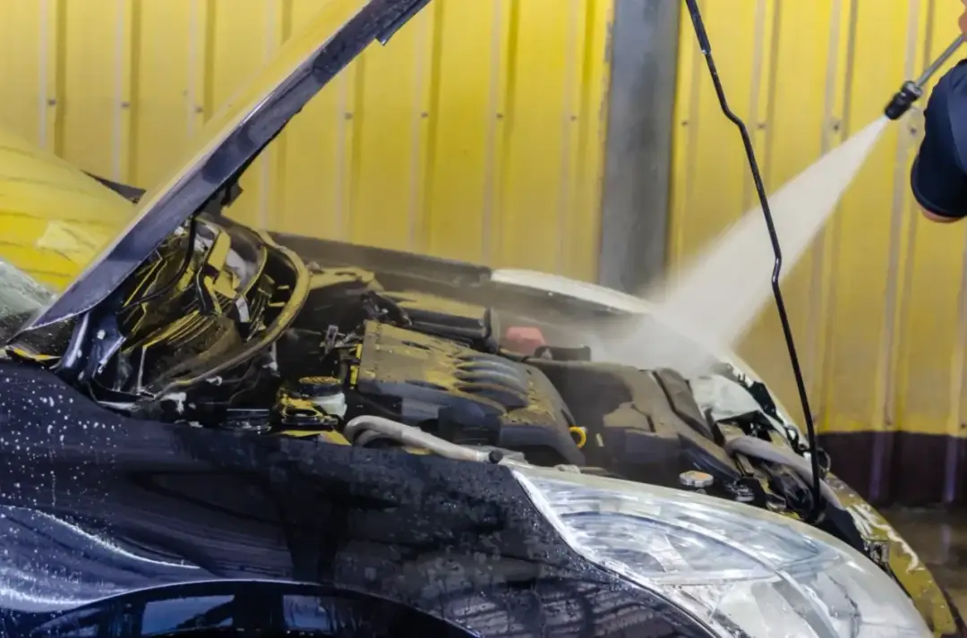 Mycie silnika myjką ciśnieniową: Ekspert radzi, jak uniknąć awarii