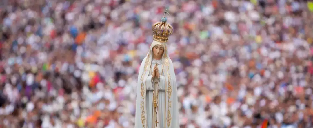 Co oznacza postawa stojąca w kościele i jej duchowe znaczenie