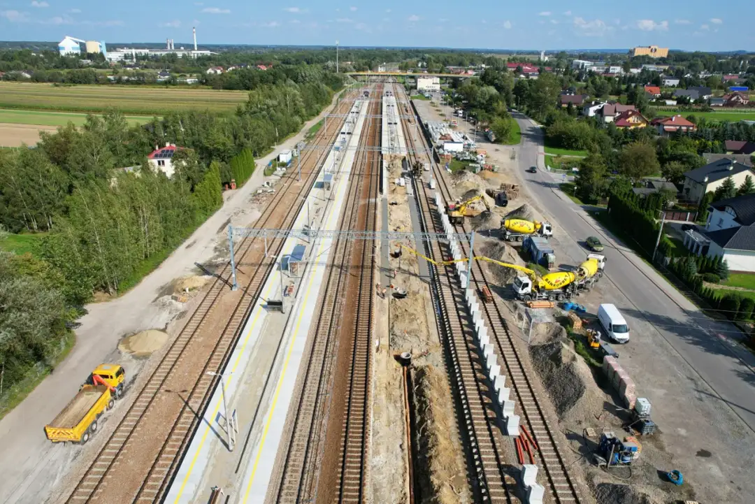 Gdzie zatrzymuje się pociąg w Ropczycach? Adres, trasy, dworzec