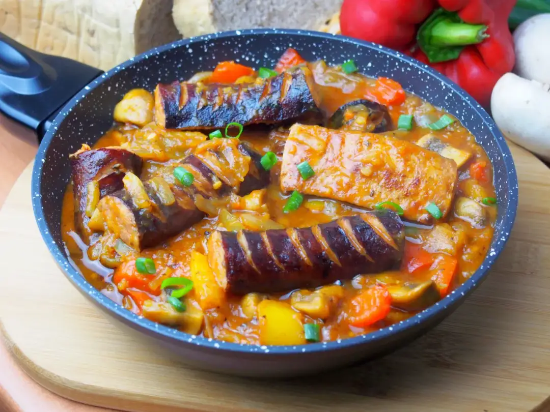 Kiełbasa z pieczarkami, cebulą, papryką i ziemniakami
