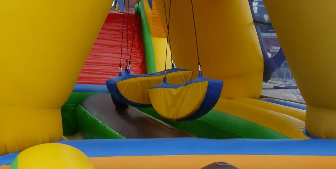 Wynajem dmuchańców: Zarobki 4-8 tys. zł? Odkryj opłacalność!