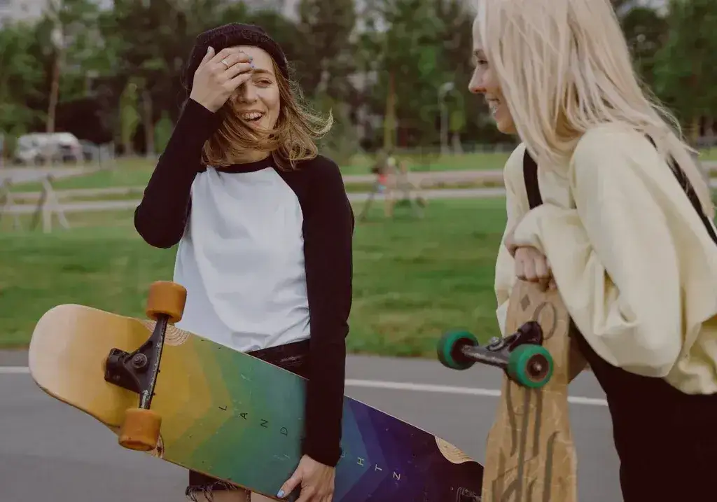Co lepsze longboard czy deskorolka - poznaj kluczowe różnice i wybierz mądrze