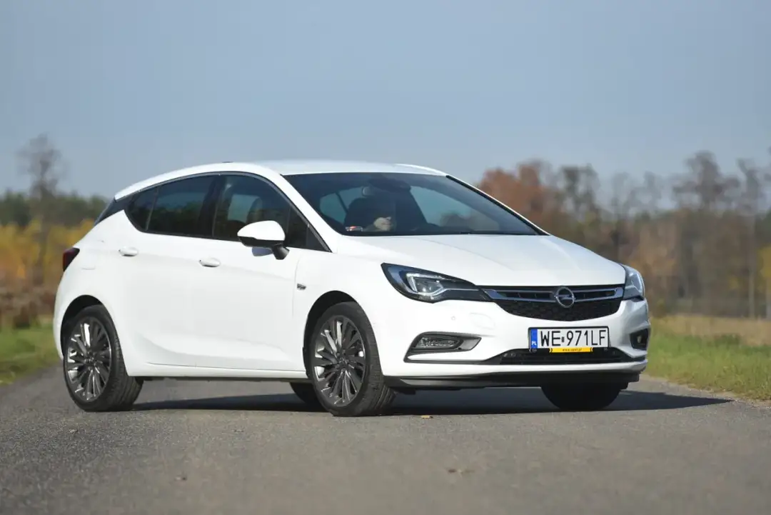 Opel Astra K pojemność baku - co warto wiedzieć o tankowaniu?