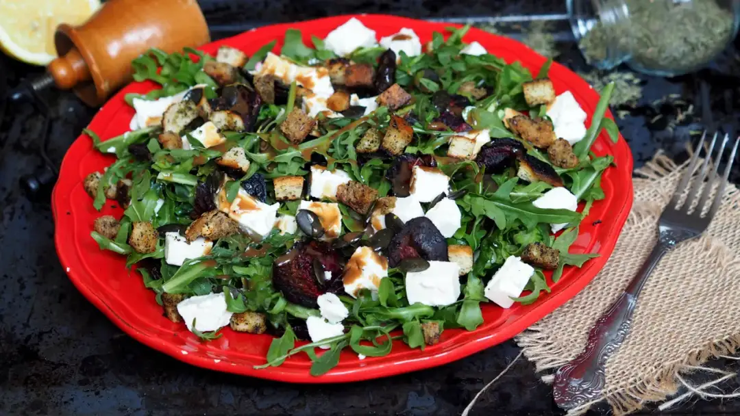 Jak osiągnąć kulinarną harmonię sałatki z pieczonym burakiem i fetą?