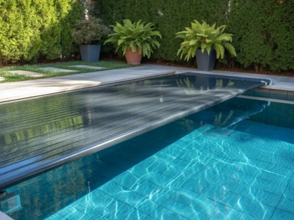 Jak skutecznie zasłonić basen w ogrodzie i uniknąć zanieczyszczeń