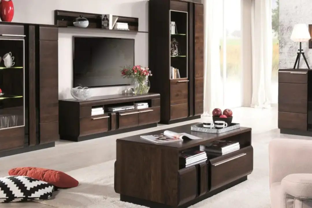 Jak rozjaśnić salon z ciemnymi meblami i uniknąć przytłoczenia