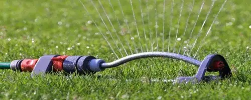 Jak dobrać pompę do zraszaczy? Oblicz Q i H dla zielonego trawnika