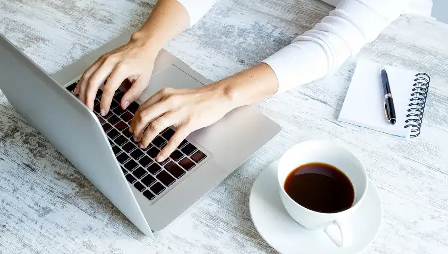 Syndrom RSI objawy: jak rozpoznać ból i uniknąć powikłań