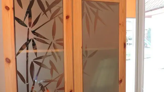 Jak skutecznie zasłonić szyby w meblach i poprawić ich wygląd