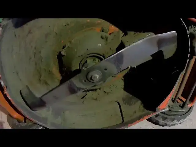 Jak odkręcić zapieczony nóż w kosiarce - proste sposoby na sukces