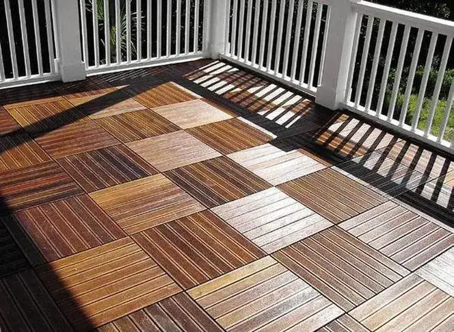 Najlepsze opcje na podłogę na balkonie: trwałość i estetyka