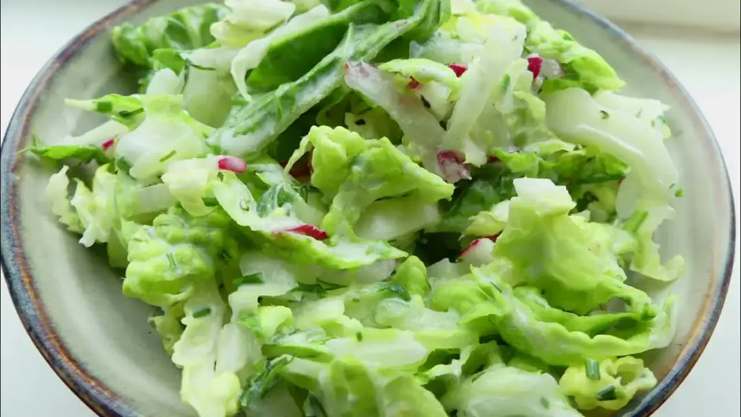 Surówka z kapusty pekińskiej jak u chińczyka - idealny przepis na sałatkę