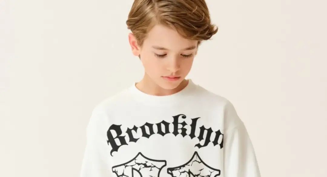 Najlepsze bluzki dla chłopaków - stylowe i wygodne na każdą okazję