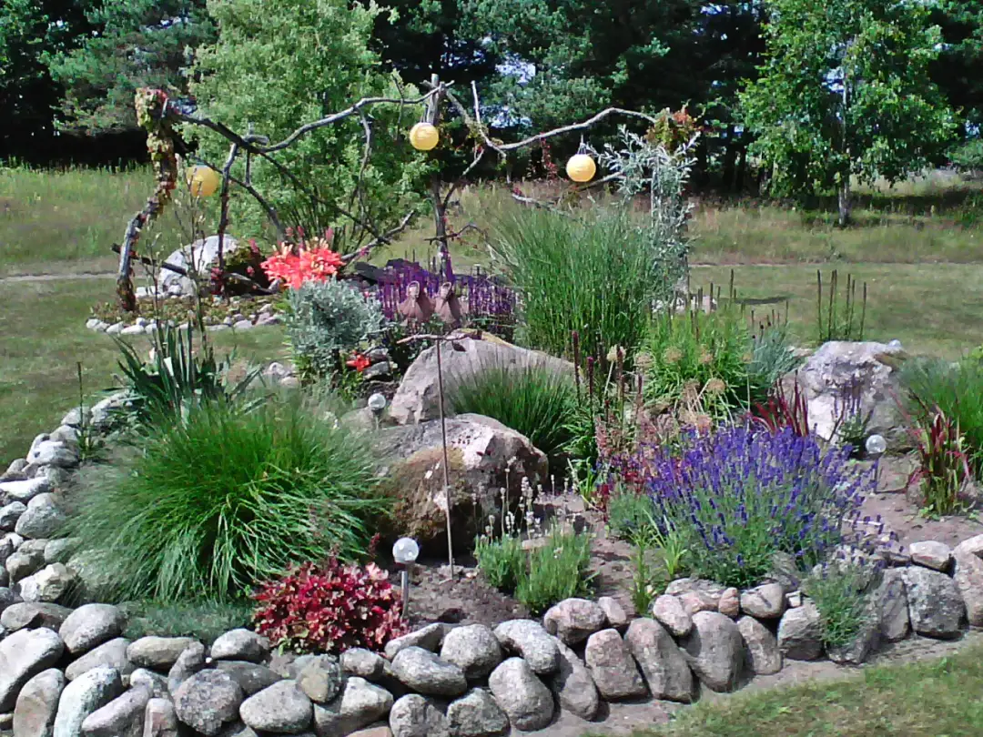 Jak układać kamienie w ogrodzie: 8 praktycznych wskazówek