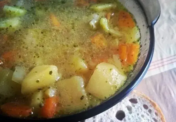 Zupa jarzynowa jak zrobić – prosty przepis na pyszną zupę bez trwonięcia czasu