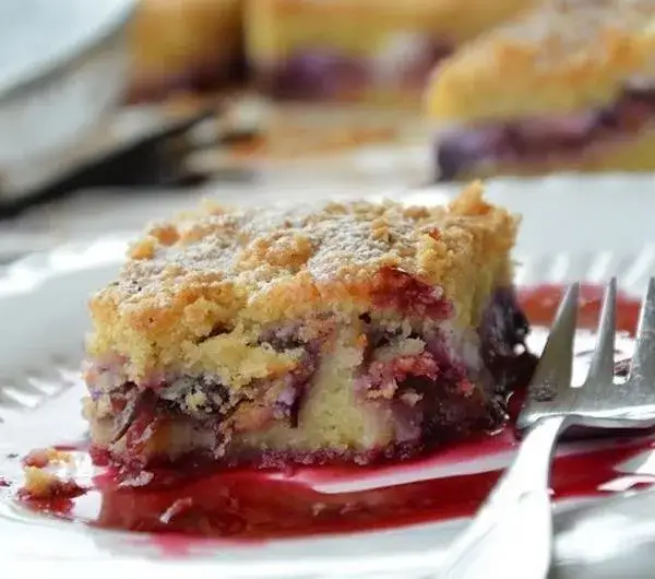 Wilgotne ciasto ze śliwkami – przepis na idealnie miękkie i soczyste ciasto