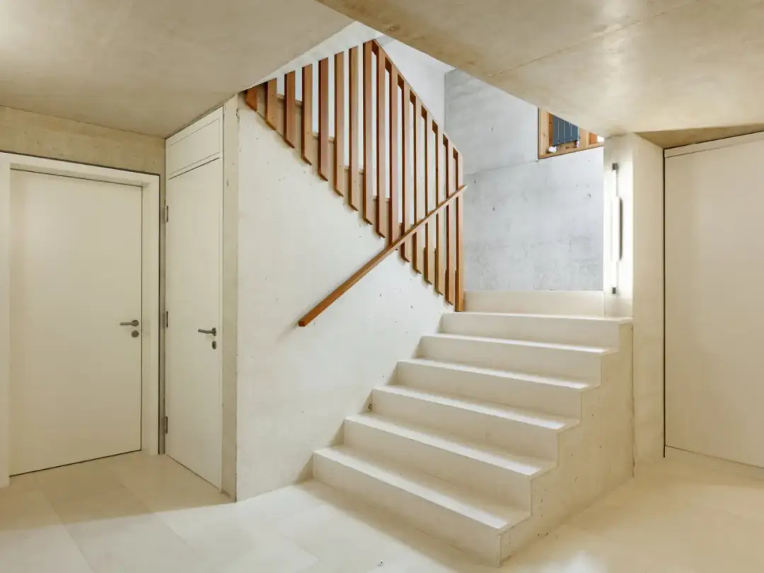 Jakie schody na klatce schodowej wybrać, aby uniknąć błędów?