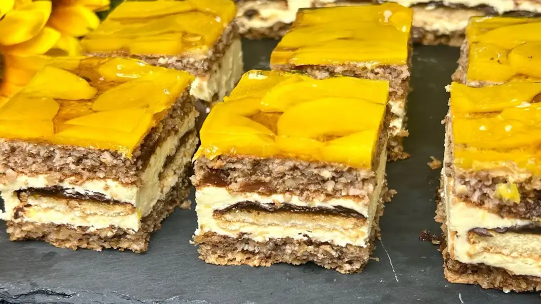 Kora orzechowa z brzoskwiniami – przepis na aromatyczne ciasto