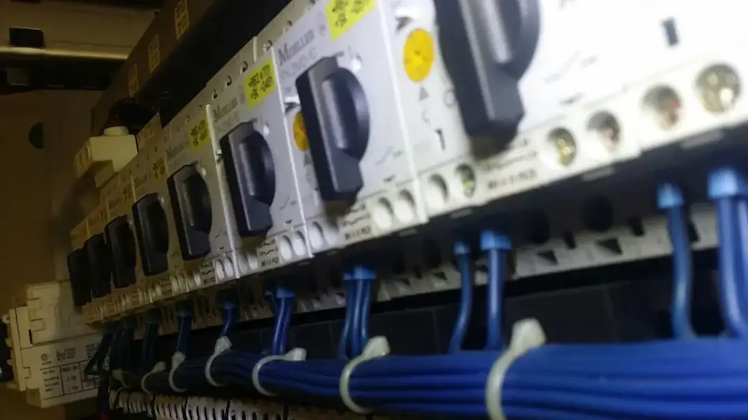 Rozłącznik izolacyjny - poznaj symbol i znaczenie na schemacie