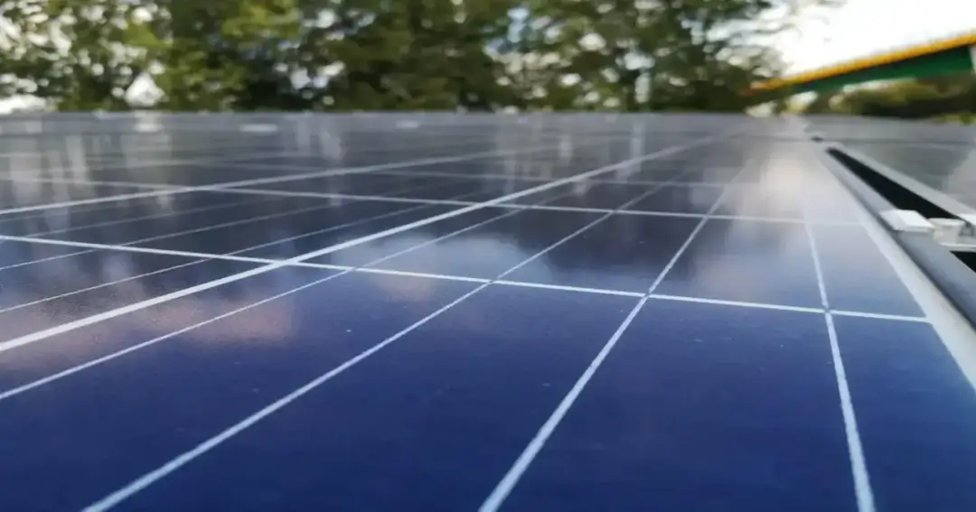 Jak działa elektrownia słoneczna? Od Słońca do Twojego gniazdka