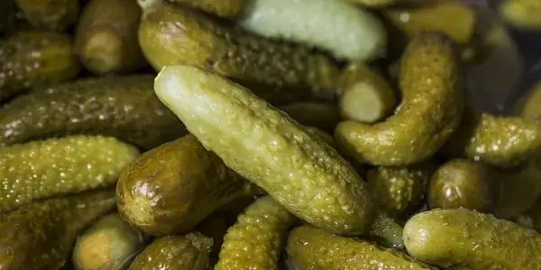 Czy kwas z ogórków kiszonych jest zdrowy? Odkryj jego tajemnice zdrowotne