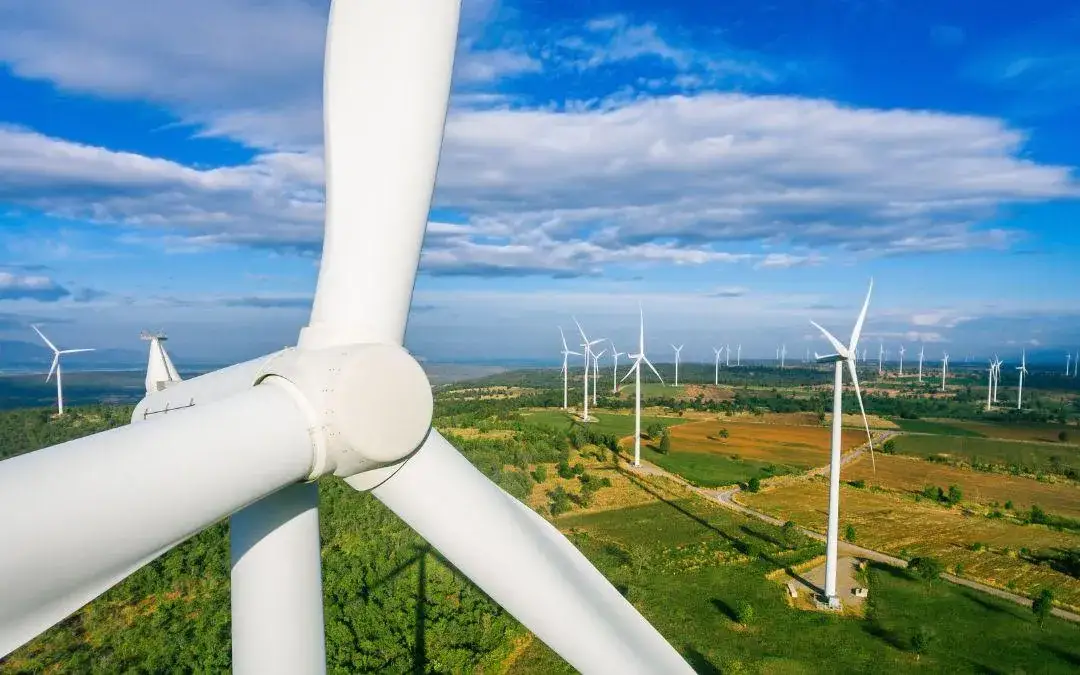 Likwidacja wiatraków w Polsce: Co oznaczają nowe regulacje dla branży?