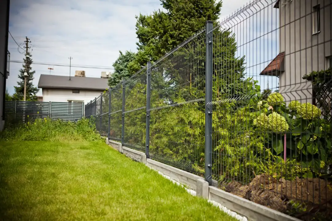 Jak zrobić ogrodzenie panelowe na pochyłym terenie bez błędów