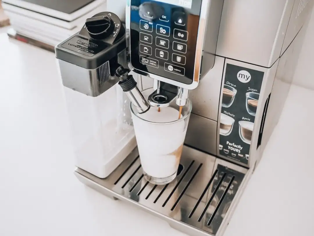 Jak wyczyścić ekspres do kawy De’Longhi, aby uniknąć awarii i smaku kawy