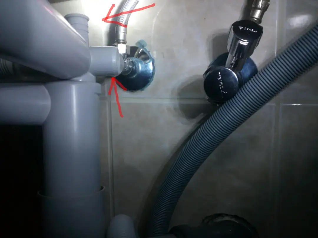 Jak podłączyć odpływ zmywarki do syfonu bez problemów i kosztów