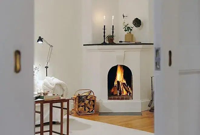 Co postawić na kominku, aby stworzyć przytulną atmosferę w domu