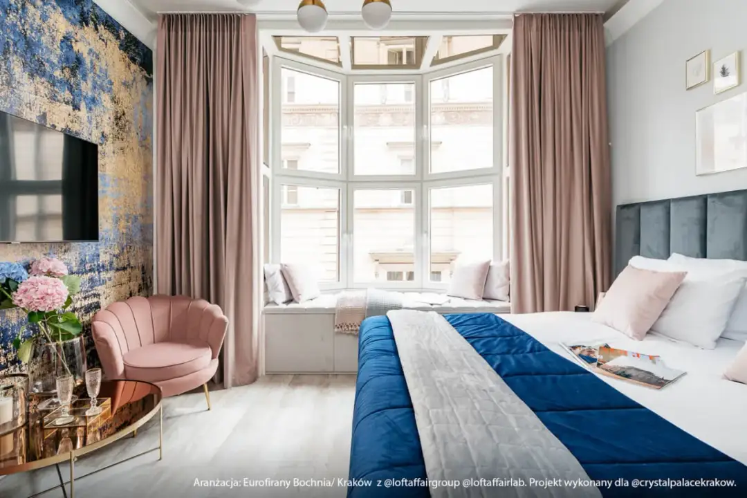 Niebieska kanapa: Jakie zasłony wybrać? Odkryj idealne połączenia!