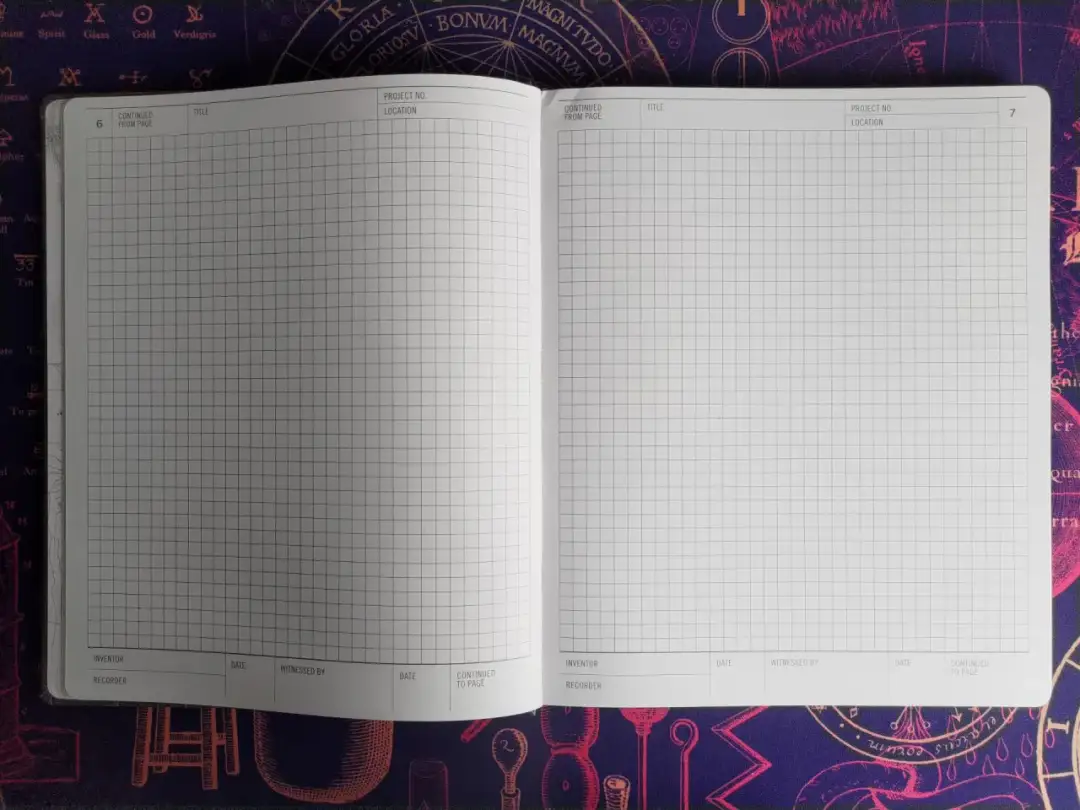 Otwarty notatnik w kratkę z polami na wpisywanie numeru projektu, lokalizacji i tytułu. Idealny do zapisywania pomysłów i planów.