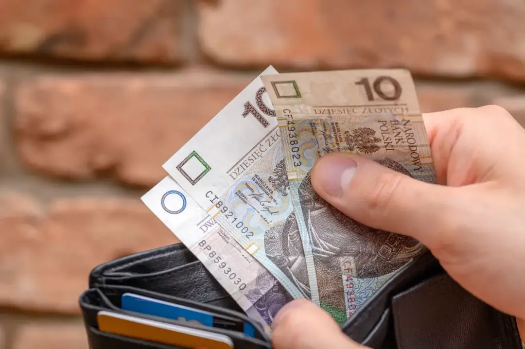 Kto płaci za opiekę nad dzieckiem? Poznaj ważne informacje finansowe