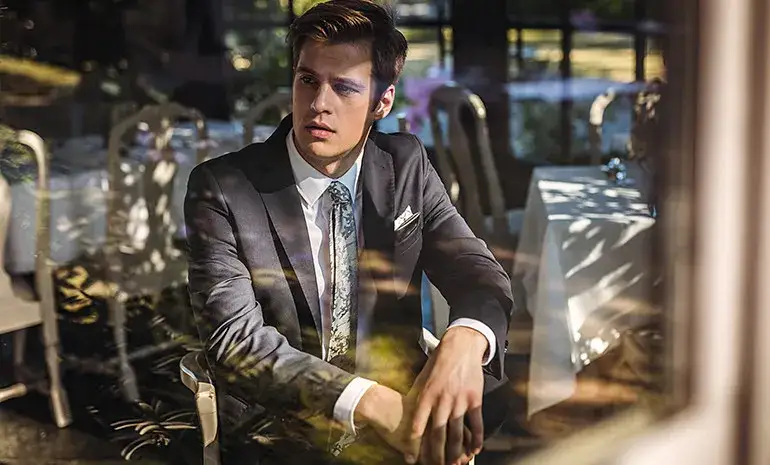 Garnitur na wesele: Jak wybrać idealny strój na każdą rolę i styl?