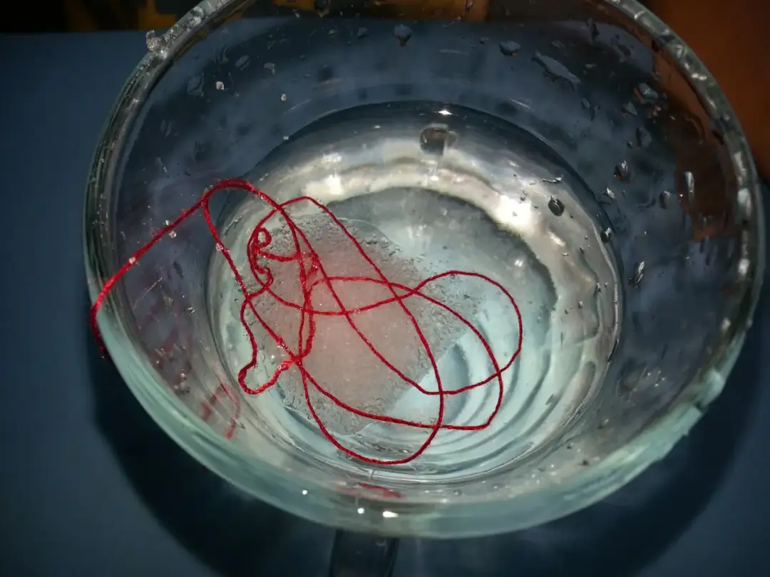 Eksperyment z lodem i solą: zaskakujące efekty i proste instrukcje