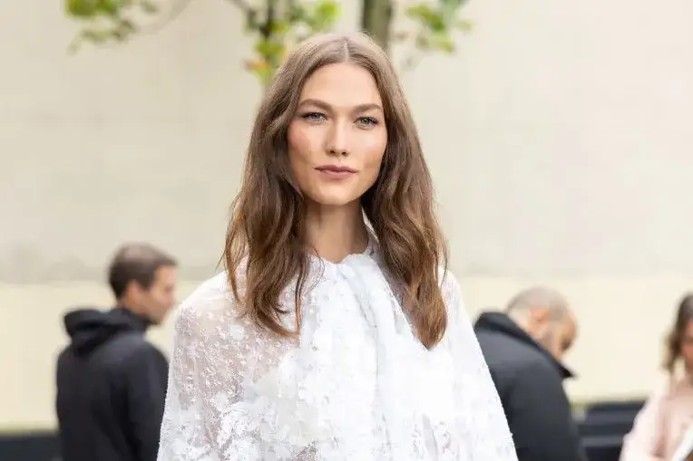 Najlepsze fryzury dla pociągłej twarzy: stylizacje i porady