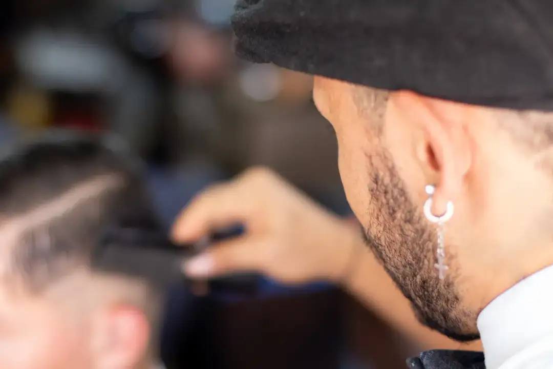 Co oznacza kolczyk w prawym uchu u mężczyzny? Zaskakujące znaczenie!