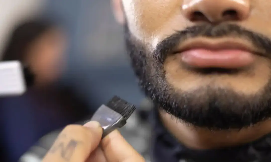 Najlepsze sposoby jak przyciemnić zarost na twarzy: 5 sprawdzonych metod