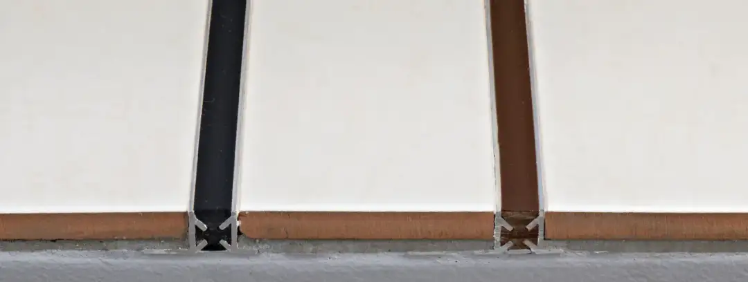 Wykończenie paneli: listwy, dylatacje i nowoczesne sekrety!