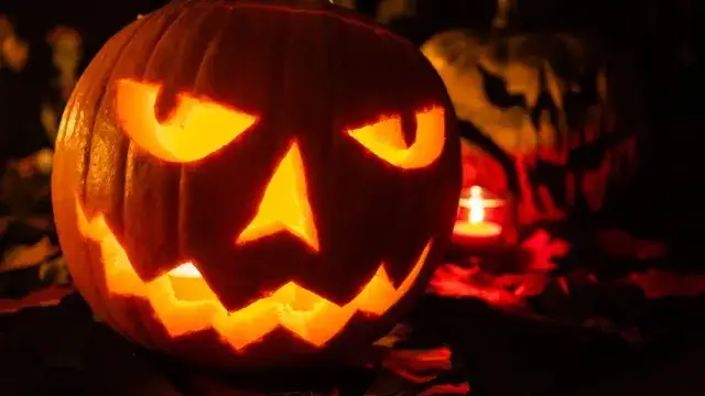 Top 15 Horrorów na Halloween: Przerażające Filmy na Mroczną Noc