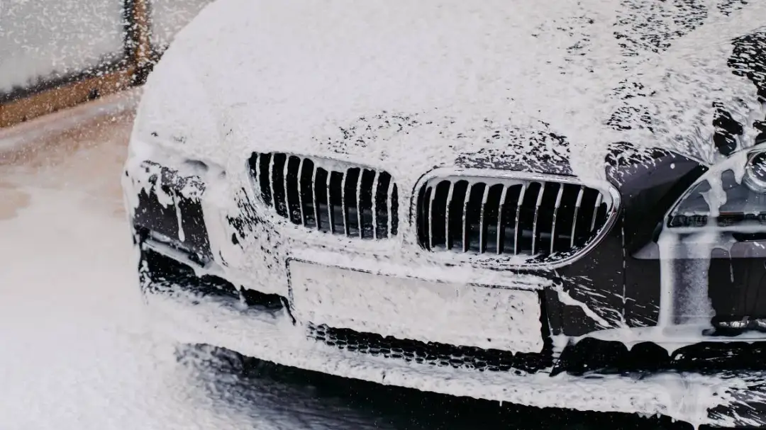 Czym myc auto po woskowaniu, aby nie uszkodzić powłoki?