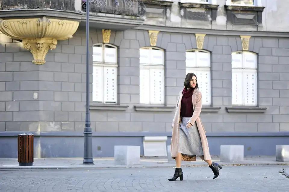 Jaką bluzkę wybrać do długiej rozkloszowanej spódnicy, aby zachwycić?